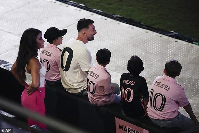 Die Familie Messi – mit den drei Kindern, die alle das Trikot ihres Vaters trugen – schaute sich die Show an