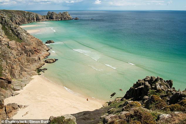 Für einen Strandurlaub in Cornwall sollten Sie den hübschen Pedn Vounder Beach (oben) in der Nähe von Land's End in Betracht ziehen