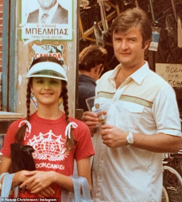 Kindheit: Das Model veröffentlichte ein Bild von sich selbst als Kind, wie sie neben ihrem dänischen Vater stand
