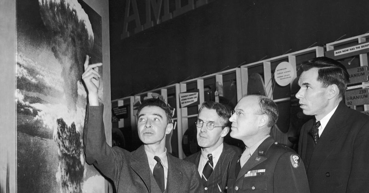 Der amerikanische Physiker Dr. Robert Oppenheimer (1904 – 1967) verweist auf ein Bild der Atombombenexplosion über Nagasaki, Japan