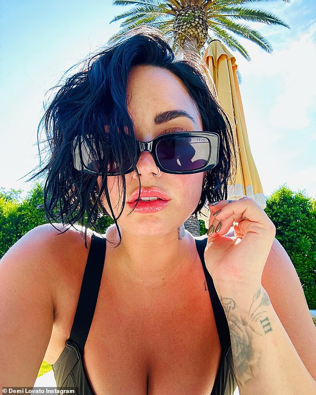 Poolzeit: Auf diesem sexy Badeanzug-Selfie zeigte die 30-Jährige erneut ihr Dekolleté, diesmal im Sitzen und mit einer schwarzen Sonnenbrille