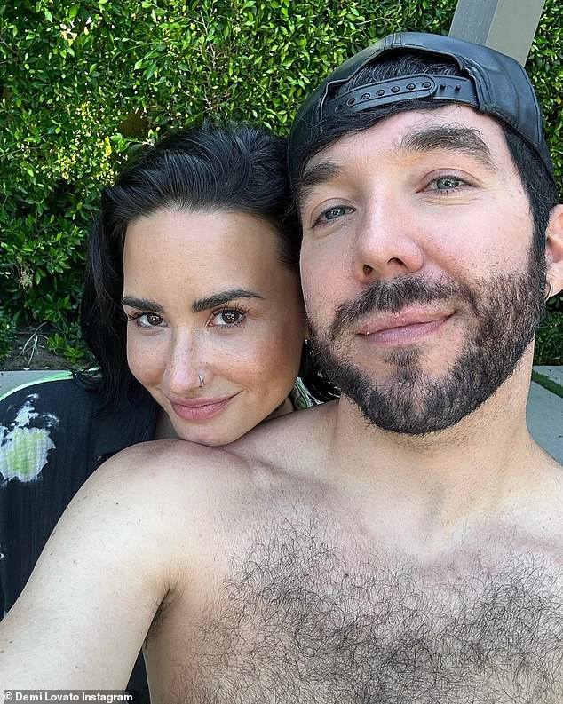 Freundliches Selfie: Ein weiteres Foto war ein Selfie, das Lovato mit ihrem Freund, dem Schauspieler Matthew Scott Montgomery, aufgenommen hat