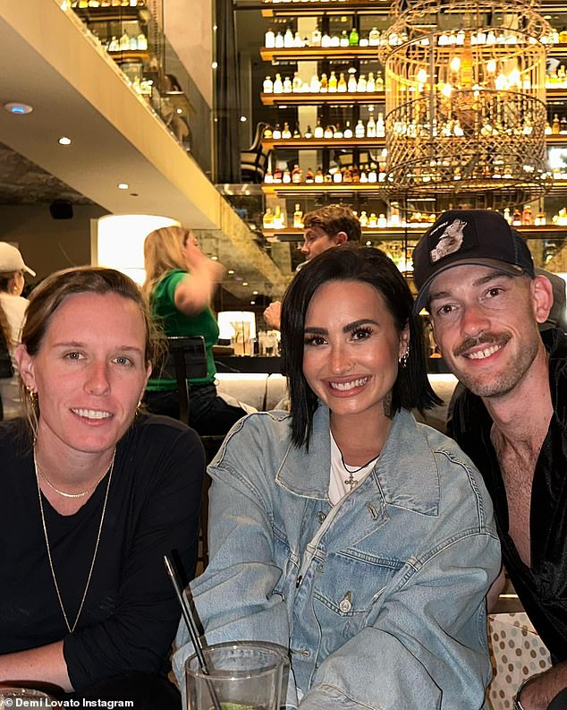 Abendessen mit Freunden: Lovato lächelte, als sie mit ihren Freunden Byron Gamble (rechts) und Susie (links) essen ging.