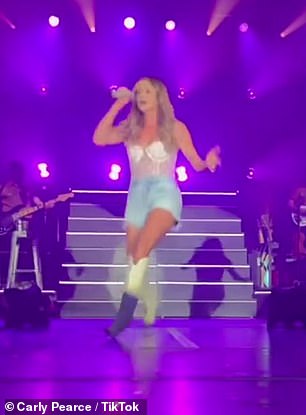 Ausrutschen auf der Bühne: Das Video – das inzwischen viral gegangen ist – zeigt, wie sie die Bühne auf ihre Fans zugeht, aber in ihren Cowboystiefeln den Halt verliert