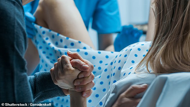 Schwangere Frauen haben Angst vor der Geburt, weil das Mutterschutzsystem des NHS wiederholt gescheitert ist, behauptet ein Paar, dessen Baby kurz nach der Geburt starb (Dateibild)