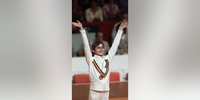 Nadia Comaneci lächelt mit Medaille