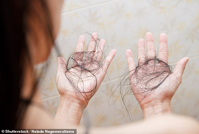 Haarausfall ist ein selteneres Symptom der Syphilis und stellt in der Regel keine bleibende Nebenwirkung dar. Bei einer Behandlung kann es zu Haarausfall kommen