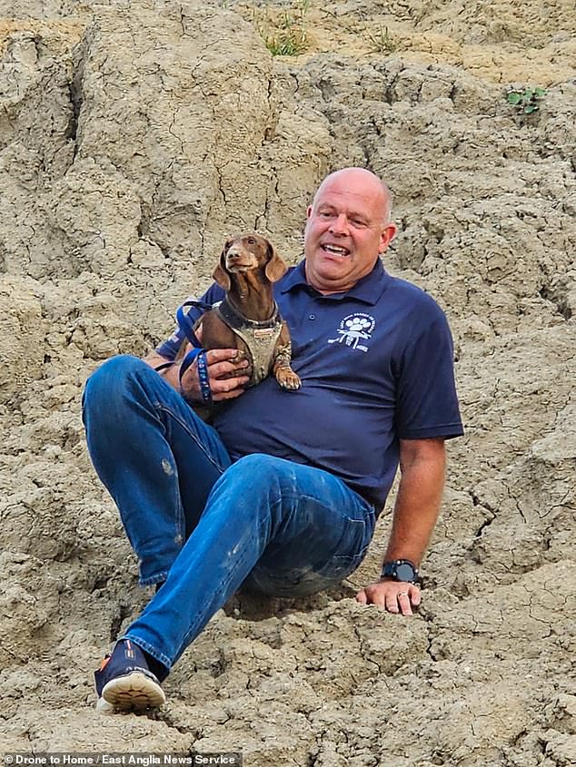 Phil James, Gründer der Wohltätigkeitsorganisation Drone to Home, rettet den Zwergdackel Cola, nachdem er zwei Tage lang auf einem Felsvorsprung gefangen war