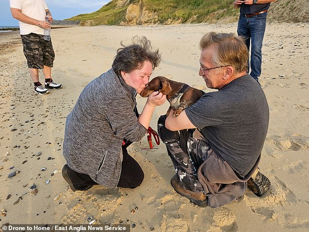 Die örtliche Hundebesitzerin Joanne Ledger, 55, fand Ella, wie sie nach ihrem vermissten Hund weinte, und bot ihr an, ihr bei der Organisation einer Suche zu helfen.  Ella ist nach der Wiedervereinigung mit Cola zu sehen