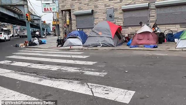 Bilder zeigen die Reihen von Obdachlosenlagern auf den Straßen von Philadelphia