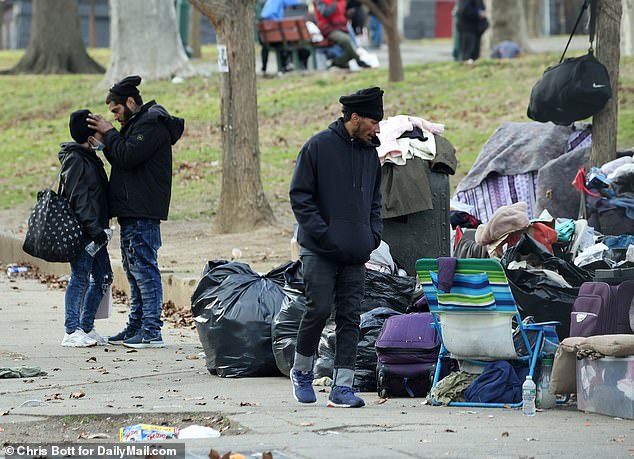 Hier wird das Ausmaß der Obdachlosenkrise in Philadelphia deutlich.  Den Menschen wird ihr Hab und Gut auf die Straße gestreut