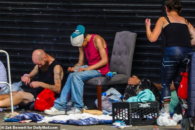 Beunruhigende Bilder zeigen einen deprimierenden Anblick in Philadelphia, als Drogenkonsumenten und Obdachlose am Wochenende des 4. Juli die Straßen der Stadt der brüderlichen Liebe verunreinigen