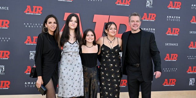 Luciana Barroso, Matt Damon und drei ihrer Töchter posieren in aufeinander abgestimmten schwarzen Ensembles auf dem Teppich