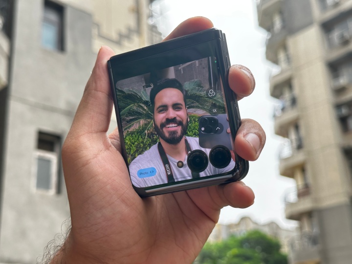Selfie mit der Rückfahrkamera des Motorola Razr Plus