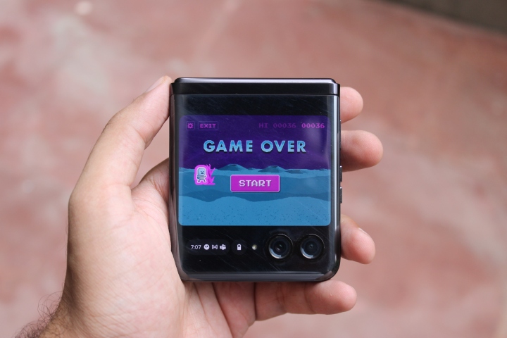 Motorola Razr Plus Cover-Bildschirmspiel.