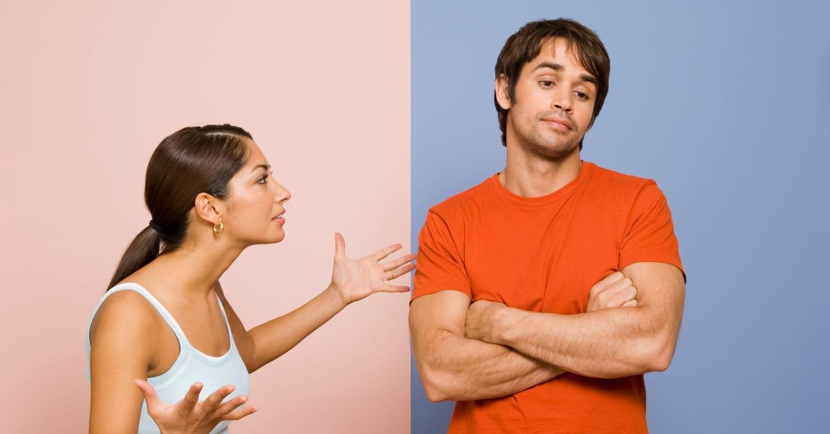 Ein Mann und eine Frau streiten vor rosa und blauem Hintergrund