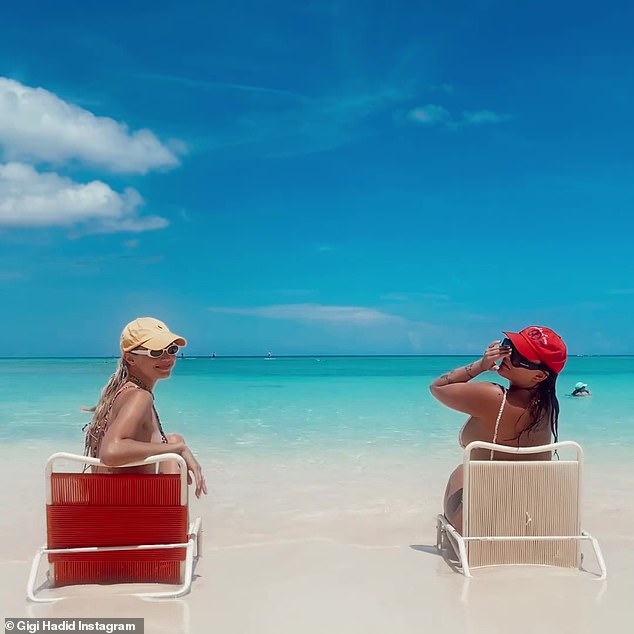 Spaß in der Sonne: Der Star posierte mit ihrer Freundin, während sie ihren Urlaub genoss
