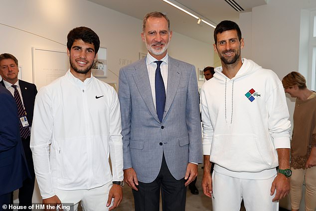 In einem weiteren Schnappschuss posierte König Felipe neben Wimbledon-Sieger Alcaraz und Djokovic für ein Foto