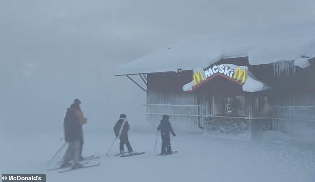 In Schweden ging McDonald's auf die Piste und startete ein „Ski-Thru“, sodass Menschen auf Skiern und Schneemobilen zu einem Kiosk im Freien fahren konnten, um Bestellungen aufzugeben