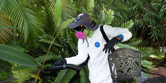 Ein Inspektor für die Mückenbekämpfung in Miami-Dade versprüht ein Pestizid, um erwachsene Mücken abzutöten
