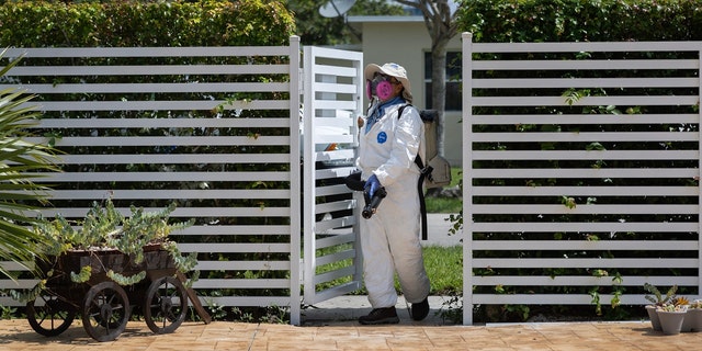 Ein Inspektor von Miami-Dade Mosquito Control versprüht ein Pestizid, um Mücken abzutöten