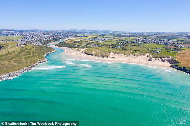 Den dritten Platz auf der Liste der „ruhigeren Alternativen“ belegt Crantock Beach in Cornwall, das „eine Fläche mit goldenem Sand und dramatischen Dünen im Hintergrund hat“.