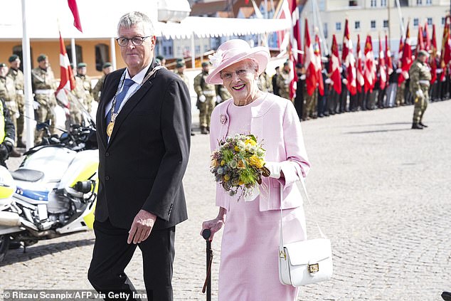 Die 83-jährige Königin wurde vom Bürgermeister von Sonderborg Erik Lauritzen begrüßt, nachdem das königliche Schiff im Hafen angelegt hatte
