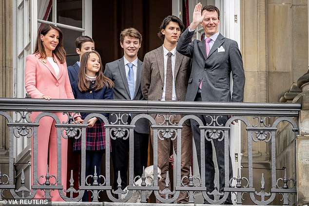 Der dringend benötigte Urlaub der Königin folgt auf ein schwieriges Jahr für ihre Familie, in dem sie mit ihrem jüngsten Sohn Prinz Joachim (rechts) in einen Konflikt um seine vier Kinder und deren Fürstentitel verwickelt war