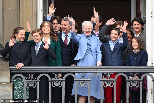 Nach Krisengesprächen trafen sich die dänischen Könige wieder auf dem Balkon des Palastes, um den 83. Geburtstag der Königin zu feiern