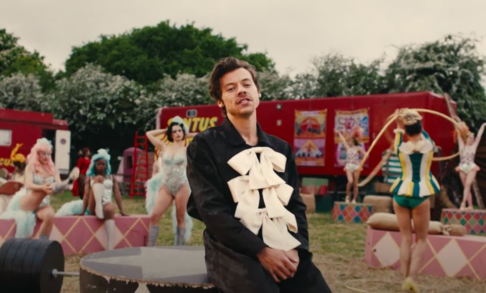 „Harry Styles stürzt sich aus einer Kanone und meistert den Drahtseilakt im neuen Musikvideo „Daylight“ zum Thema Zirkus“.