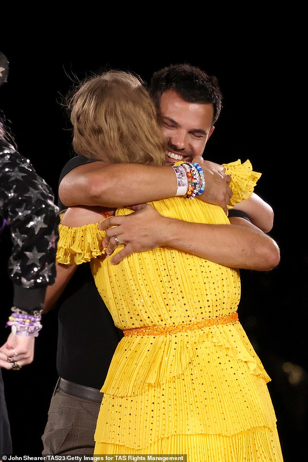 Umarme es!  Taylor sagte, es habe sich „großartig angefühlt“, einer der wenigen männlichen Prominenten zu sein, die den elfmaligen Grammy-Gewinner (im Bild vom 7. Juli) gedatet haben, um ihn zu einem positiven Song „Back to December“ aus dem Jahr 2010 zu inspirieren
