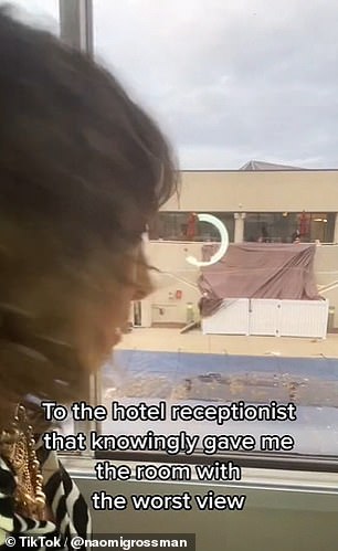 In der eingeblendeten Bildunterschrift erklärt sie, dass die Hotelrezeptionistin ihr „wissentlich“ das Zimmer mit der schlechtesten Aussicht gegeben habe