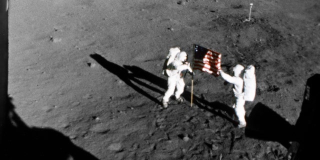 Erste Flagge auf dem Mond