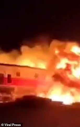 Es wurde über die Gleise geschleift und ging in Flammen auf, als es in der indonesischen Stadt Semarang gegen eine Brücke prallte
