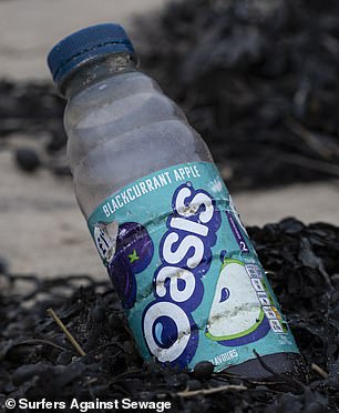 Eine Plastikflasche Oasis wurde verstreut am Strand gefunden
