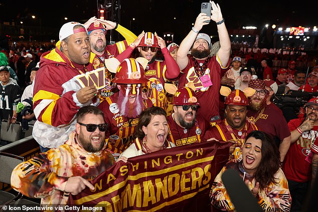 Washington-Fans versammeln sich beim NFL Draft 2023 mit einem Banner mit der Aufschrift „Commanders“