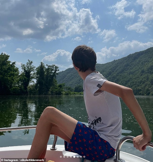 Das Karussell der Instagram-Bilder enthielt auch ein Bild eines kleinen Jungen – bei dem es sich um seinen jüngeren Halbgeschwister Graf Henrik handeln könnte –, der eine Bootsfahrt genoss