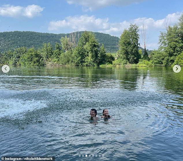 Im Bild: Nikolai und seine jüngere Halbschwester Athena schwimmen während ihres Familienurlaubs in einem See