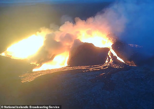 Der Vulkan entstand vor weniger als zwei Wochen, als ein unterirdischer Ausbruch einen 2,7 Kilometer langen Spalt auf der isländischen Halbinsel Reykjanes südwestlich der Hauptstadt Reykjavík öffnete