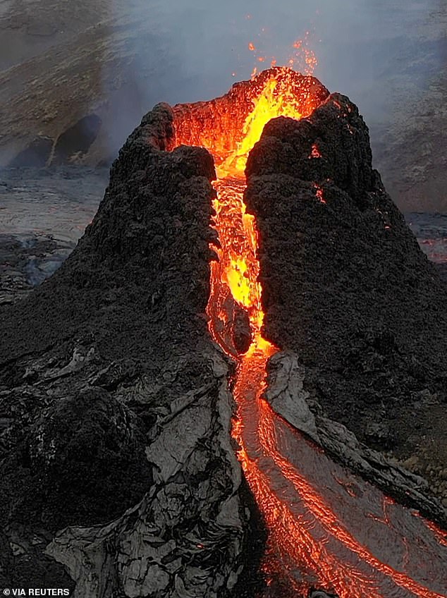 Wachsam: Wissenschaftler planen nun, das Verhalten des Vulkans im Auge zu behalten, da sie befürchten, dass weitere Lavaströme Waldbrände entfachen und die Luftqualität in der Region beeinträchtigen könnten