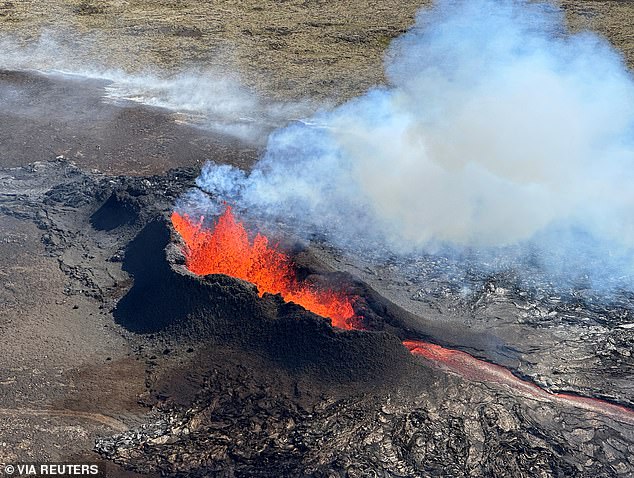Wissenschaftler sagten, dass die Temperatur der aus dem Krater austretenden Lava etwa 2.192 °F (1.200 °C) betrug.