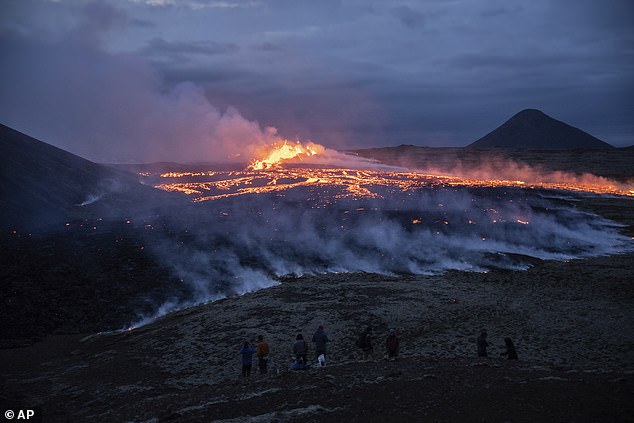 Das Gebiet, das allgemein als Vulkan Fagradalsfjall bekannt ist, ist in den letzten zwei Jahren zweimal ausgebrochen, ohne dass es zu Schäden oder Flugunterbrechungen kam, obwohl es in der Nähe des Flughafens Keflavik, Islands internationalem Flugverkehrsdrehkreuz, liegt