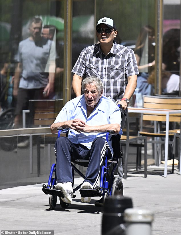 Auf dem Foto war der Schlagersänger im April im Rollstuhl durch New York City unterwegs – einer seiner letzten öffentlichen Auftritte