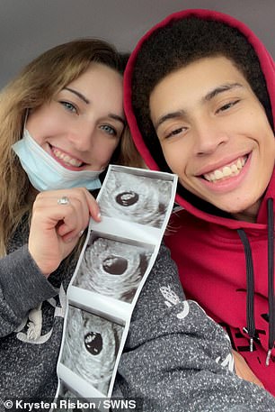 Frau Ribson und Janerio Reed, 20, eine Aufbereiterin, waren überglücklich, als sie erfuhren, dass sie im August 2022 ihr erstes Baby erwarten würden