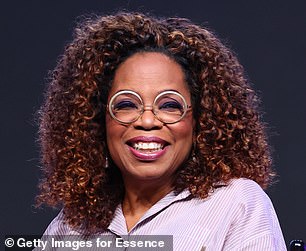 Talkshow-Moderatorin Oprah Winfrey hat auch darüber gesprochen, dass sie glaubt, dass Achtsamkeit den Menschen hilft, für diejenigen, die sie lieben, „präsent zu sein“ (hier beim ESSENCE Festival Of Culture im Juni abgebildet).