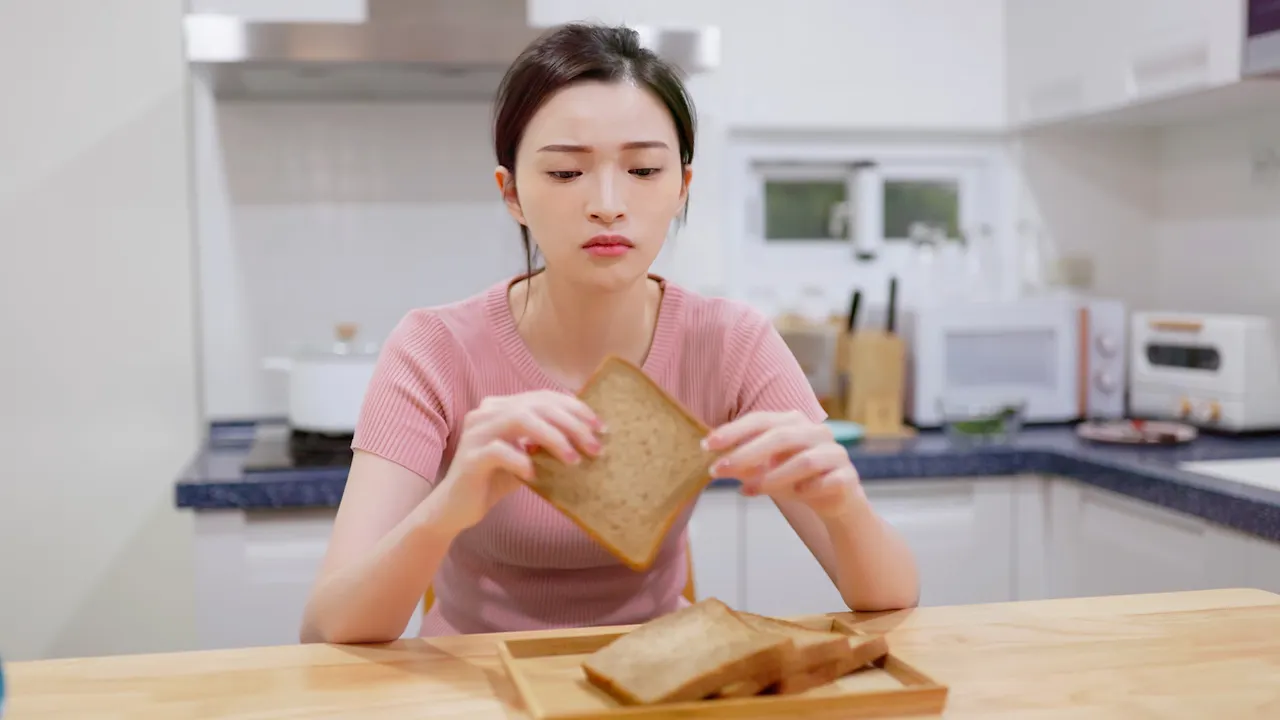 Mädchen isst Brot
