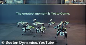 Sieben der Roboter sind zu sehen, wie sie eine choreografierte Routine zum Hitsong „Permission to Dance“ der K-Pop-Band BTS aufführen