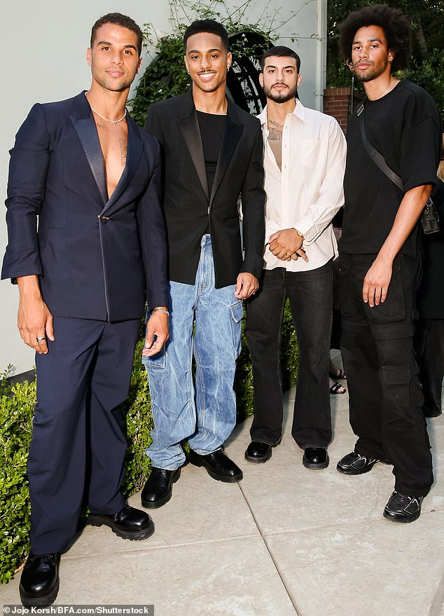 Vierköpfige Gruppe: (von links) Mason versammelte sich zu einem unvergesslichen Gruppenfoto mit seinen berühmten Kollegen Keith Powers, Cylus Sandoval und Devin Booker