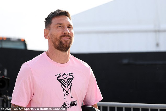 Messi erschien zum Spiel im DRV PNK Stadion in einem rosa Inter Miami T-Shirt