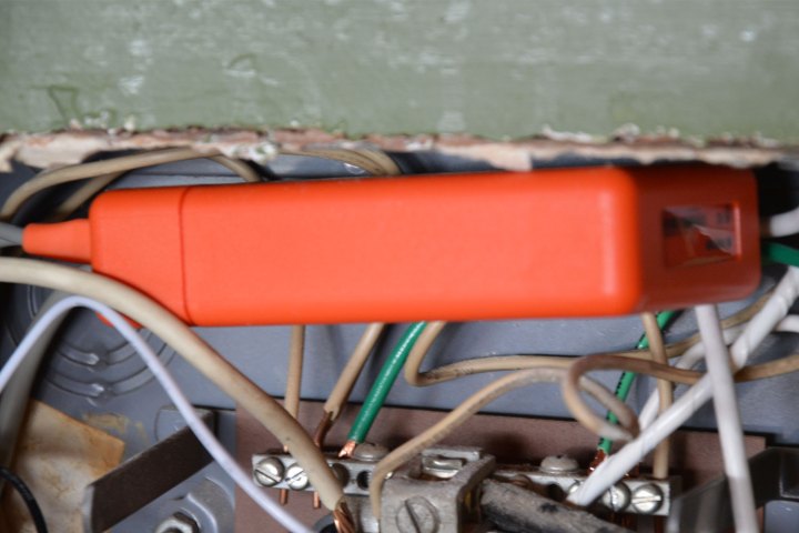 Sense Home Energy Monitor im Unterbrecherkasten installiert.